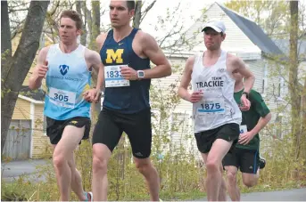  ??  ?? Jean-Marc Doiron (305), aux côtés de l’éventuel gagnant du demi-marathon Alexandre L’Heureux (1833), tente de suivre le rythme en compagnie d’Adam Stacey (1875). - Gracieuset­é