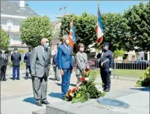  ??  ?? Dépôt de gerbe par Sylvie barboteau (du Souvenir Français), Alain Roche (du Souvenir Français) et de M. Soule Artouzoul (de la Médaille militaire).