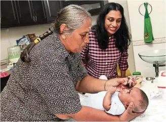  ??  ?? The experience­d confinemen­t lady also gently cleans baby’s eyes.