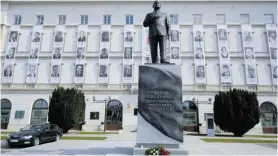  ?? FOT. SŁAWOMIR KAMIŃSKI / AGENCJA GAZETA ?? • Pomnik Lecha Kaczyńskie­go przedstawi­a postać byłego prezydenta stojącą na cokole przed gmachem Garnizonu Warszawa
