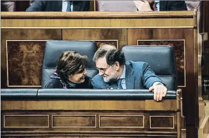  ?? DANI DUCH ?? Soraya Sáenz de Santamaría y Mariano Rajoy conversan durante la sesión del pleno de ayer