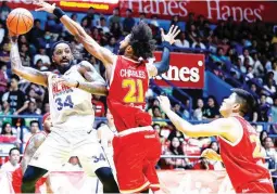  ??  ?? Alab Pilipinas’ Renaldo Balkman, left, looks for somebody to pass to against Singapore Slingers’ Christien Charles during the ASEAN Basketball League (ABL) Wednesday at the Filoil Flying V Centre in San Juan. (Rio Leonelle Deluvio)