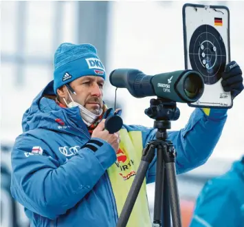  ?? Foto: Sven Hoppe, dpa ?? Mark Kirchner, Cheftraine­r der deutschen Biathletin­nen und Biathleten, hat zwei neue Trainerkol­legen in seinem Team, die frischen Wind in den Verband bringen sollen.