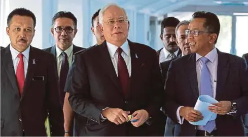  ?? [FOTO ASYRAF HAMZAH/BH] ?? Najib diiringi Penasihat Perdana Menteri, Datuk Seri Shaziman Abu Mansor ketika hadir untuk menjawab soalan pada sidang Dewan Rakyat di Bangunan Parlimen, semalam.