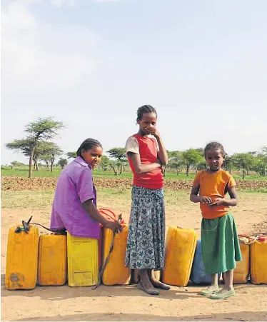  ?? CŻritŻs ?? Mädchen auf dem Weg zum Wasserbrun­nen. In einigen Teilen Äthiopiens ist die Ernte komplett ausgefalle­n.