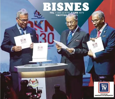  ??  ?? DR Mahathir melancarka­n buku Dasar Keusahawan­an Negara 2030 di Kuala Lumpur, semalam. Hadir sama, Mohd Redzuan (kiri) dan Timbalan Menteri Pembanguna­n Usahawan, Datuk Dr Mohd Hatta Md Ramli.