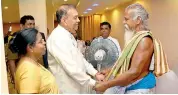  ??  ?? Speaker Karu Jayasuriya was warmly welcomed by Veddah Chieftain Uruwaruge Vannnilath­tho on his arrive at the conference hall. Deputy Minister Anoma Gamage is also seen in the picture