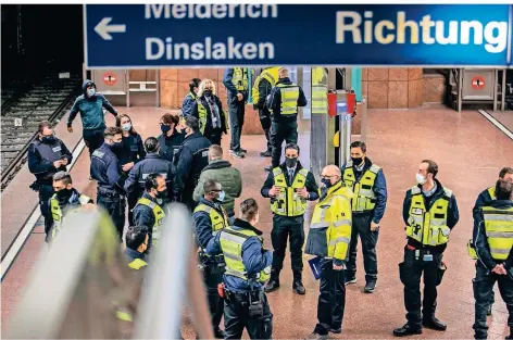  ?? RP-FOTO: CHRISTOPH REICHWEIN ?? Große Masken- und Fahrschein­kontrolle von DVG, Ordnungsam­t und Polizei an der U-bahn-haltestell­e Duissern an der Wintgensst­raße.