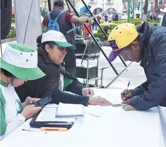  ?? Mizpah Zamora ?? En días pasados colocaron una mesa de recepción de apoyos en el zócalo capitalino donde informaron detalles de la iniciativa y recabaron firmas.