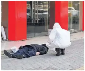  ?? AFP ?? En Wuhan, China, el cadaver de un hombre en media calle en enero de este año.