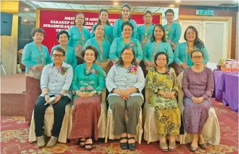  ?? ?? Alice (seated centre) at a group photo with the new committee members of SIDS Kuching branch.