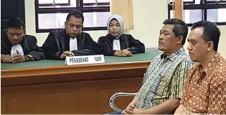  ?? FAJRIN MARHAINDRA/JAWA POS ?? DENGARKAN VONIS: Budi Hartono (kanan) dan Sujarwa dinyatakan bersalah dalam sidang di pengadilan tipikor kemarin.