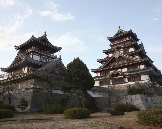  ?? ?? A mock donjon was built near the ruins of the Fushimi Csstle keep in 1964 as an amusement park attraction.