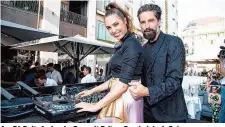  ??  ?? Am DJ-Pult: Amber Le Bon mit Briten-Feschak Jack Guinness