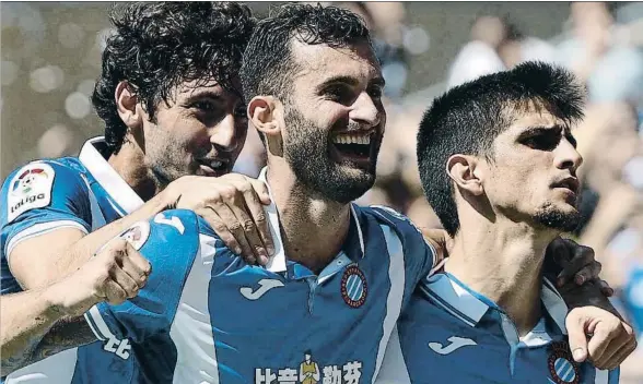  ?? ANDREU DALMAU / EFE ?? Granero, Baptistão y Gerard Moreno celebran el primero de los dos goles del canterano, el tercero para el Espanyol