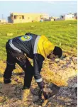  ?? FOTO: DPA ?? Ein Zivilschut­zmitarbeit­er im Einsatz in Sakarib. Dort wurde mutmaßlich eine Bombe mit Chlorgas abgeworfen, erklärte der Syrische Zivilschut­z (Weißhelme).