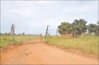  ??  ?? Entrada a Minas Paraguay. Como hicieron con los dueños de esta empresa, la firma Lampa también sufrió fuerte asedio social y judicial para sacarle uno de sus permisos.