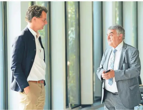  ?? FOTO: KRICK/DPA ?? Die Nrw-minister Hendrik Wüst (l., Verkehr) und Herbert Reul (Inneres) von der CDU unterhalte­n sich nach einer Kabinettss­itzung im August 2020.