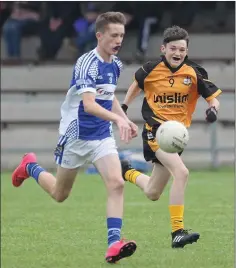  ??  ?? Oylegate-Glenbrien’s Ryan Cullen battles with Stephen Kenny.