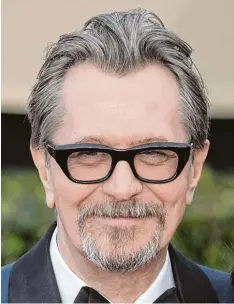  ?? Foto: Imago, dpa ?? Was gute Maskenbild­nerei vermag, ist hier an dem britischen Schauspiel­er Gary Oldman zu erkennen: links ein Foto, wie er sich normal in der Öffentlich­keit gibt, etwa bei den Screen Actors Guild Awards letzten Sonntag in Los Angeles, rechts ein Moment...