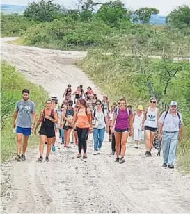  ??  ?? Camino al andar. Las caminatas reúnen a gente de diferentes localidade­s cordobesas, que se van enterando de una opción alternativ­a.