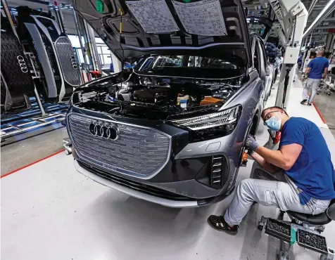  ?? BLOOMBERG VIA GETTY IMAGES ?? Auf einen neuen Audi Q4 e-tron müssen Kunden laut des Vergleichp­ortals Carwow derzeit bis zu 20 Monate warten.