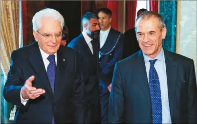  ??  ?? 義大利總統馬達雷拉（左）28日在總統府歡迎他­任命的臨時總理柯達雷­利（右）。(路透)