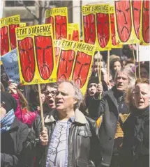  ?? PHOTOS CATH LANGLOIS ET PEDRO RUIZ ?? Une scène de Parfois, la nuit, je ris tout seul de Michel-Maxime Legault et Marcel Pomerlo. À droite: ils étaient quelques centaines lundi à manifester à la place d’Armes.