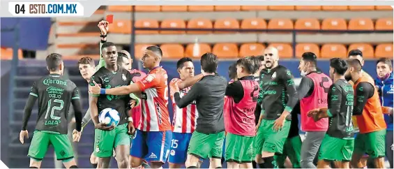  ??  ?? Muchas dudas generó la molestia de Félix Torres previo a su expulsión ante Atlético de San Luis.