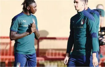  ?? GETTY ?? Moise Kean, appena passato al Psg, con Kevin Lasagna, attaccante dell’Udinese, ieri a Coverciano