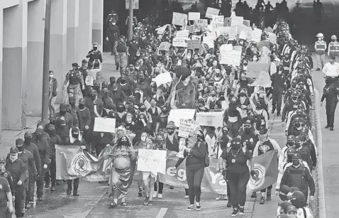  ?? FRANCISCO RODRÍGUEZ ?? Alrededor de 300 mujeres se manifestar­on en el Centro Tapatío.