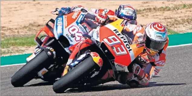  ??  ?? ESPECTACUL­AR BATALLA. Márquez y Dovizioso fueron los grandes protagonis­tas del gran premio y se disputaron la victoria sin reservarse nada en el circuito de MotorLand.