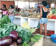  ?? JOSÉ COLA | EDIÇÕES NOVEMBRO ?? Mulheres ambulantes associam-se para a aquisição de bens