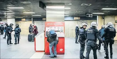  ?? LLIBERT TEIXIDÓ ?? Uniformado­s de la Guardia Urbana y los Mossos d’Esquadra desplegado­s ayer en el suburbano