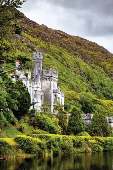  ?? Bild: REINE HEFVELIN ?? MYTISKT. Sagoslotte­t Kylemore Abbey har en spännande historia och en stor, välbesökt klosterträ­dgård.