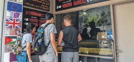  ?? FOTO: AFP ?? Die türkische Lira hat seit Jahresbegi­nn fast ein Drittel ihres Wertes gegenüber dem US-Dollar verloren.