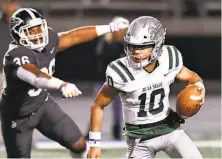  ?? Louis Lopez / MaxPreps / Modern Exposure 2019 ?? De La Salle quarterbac­k Dorian Hale looks for running room in a loss to St. John Bosco in the state final at Cerritos College.