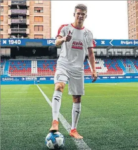  ?? FOTO: EFE ?? Marc Cardona da su O.K. durante su presentaci­ón oficial como nuevo jugador del Eibar