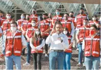  ??  ?? Desde las escalinata­s del Auditorio Nacional, Víctor Hugo Romo dijo que los jóvenes priistas quieren sumarse en favor del bienestar de MH.