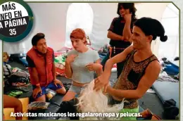  ??  ?? Activistas mexicanos les regalaron ropa y pelucas.