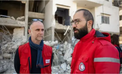  ?? OLAV A. SALTBONES / NORGES RØDE KORS / NTB ?? Jørgen Haldorsen, til venstre, leder avdelingen for internasjo­nale programmer og beredskap i Norges Røde Kors, er på besøk i de jordskjelv­rammede områdene av Syria. Her er han i samtale med Eiad Tamer i Syrias Røde Halvmåne under et besøk i landsbyen Jableh i Latakia-provinsen torsdag.