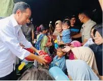  ?? ?? Indonesian President Joko Widodo distribute­s meals to local children at a temporary shelter during his visit to the locations affected by the earthquake in Cianjur, West Java province, on Tuesday. — reuters
