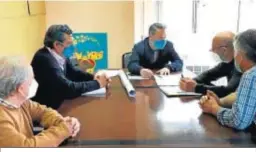  ??  ?? Imagen de la reunión de Rubén Pérez con miembros de Ecologista­s en Acción.