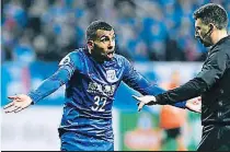  ??  ?? un fiasco El “10” argentino Carlos Tévez fue el mejor pagado del mundo en China pero no triunfó en Shanghai.