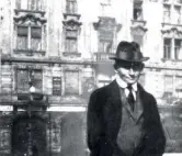  ??  ?? Qui sopra: il romanziere Frank Kafka visto da Gianluigi Colin A destra: Kafka (1883-1924) fotografat­o nella Piazza della Città vecchia di Praga, non distante dal luogo in cui era nato, nel 1922 (foto Ansa)