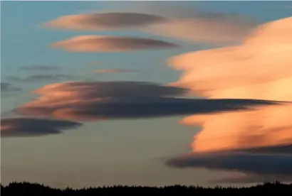  ??  ?? The flying saucer shape of lenticular clouds occasional­ly leads to them being mistaken for alien spacecraft. When formed in layers, they resemble stacked plates.