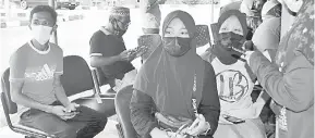  ?? — Gambar Bernama ?? SEBAK: Syarifah (tengah) memegang erat baju terakhir yang dipakai mangsa yang juga suaminya Ami Azzizol dalam kejadian lemas di Tasik Kenyir, ketika ditemui di Unit Forensik Hospital Hulu Terengganu dekat Kuala Berang, semalam.