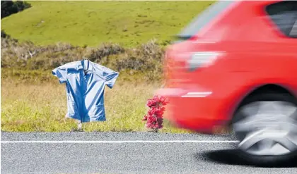  ?? Photo / Michael Cunningham ?? Nurses uniform on a cross for Jodee-Anne Genevieve Redmond, killed south of Whangarei.