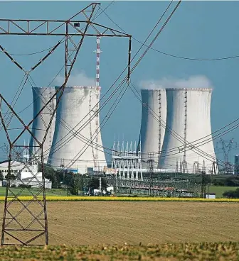  ?? FOTO ČTK ?? Elektrárna Dukovany je první jadernou elektrárno­u postavenou na českém území. Pokrývá přes dvacet procent celkové spotřeby elektřiny v Česku. Za celou dobu provozu vyrobila přes 433 miliard kWh elektrické energie.