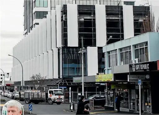  ??  ?? The DHB will still be able to make savings with the new plan for the old Farmers building, says Waikato DHB interim chief executive Derek Wright, pictured inset.